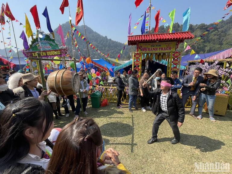 Người dân, du khách tham gia trò chơi bịt mắt đánh trống.