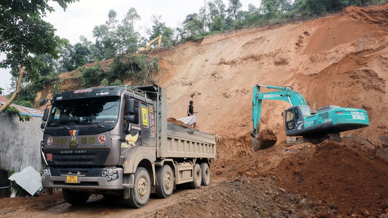 Xử lý vị trí nguy cơ sạt lở tại thị trấn Đồng Tâm, huyện Chợ Mới. (Ảnh: HỒNG TUYẾN).
