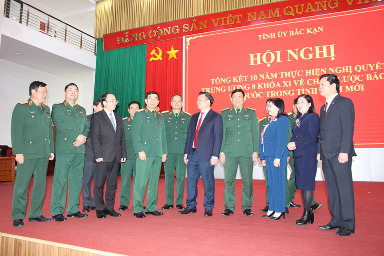 Đại tướng Phan Văn Giang nói chuyện với các đại biểu bên lề hội nghị.