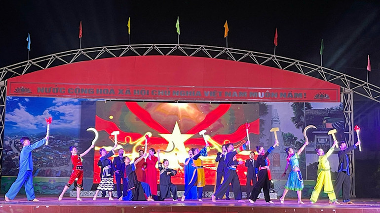 Biểu diễn văn nghệ tại hội nghị công bố quy hoạch. (Ảnh: NÔNG VUI)