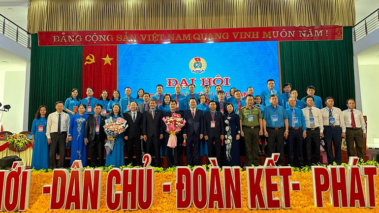 Ban chấp hành khóa mới ra mắt đại hội. (Ảnh: TUẤN SƠN)