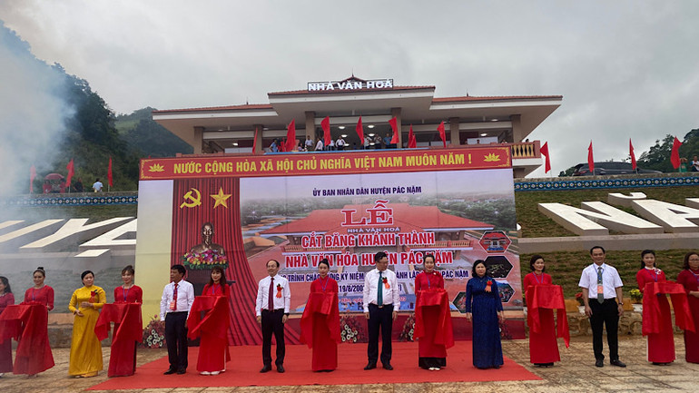 Cắt băng khánh thành công trình Nhà văn hóa huyện Pác Nặm. Cắt băng khánh thành công trình Nhà văn hóa huyện Pác Nặm.