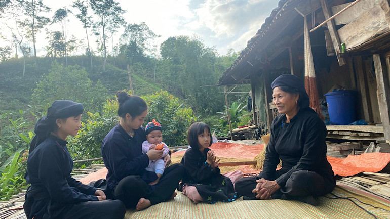 Bà Hoàng Thị Mỵ, thôn Khuổi Lè, xã Giáo Hiệu (Pác Nặm) truyền dạy hát ru cho lớp trẻ. (Ảnh: THU TRANG) Bà Hoàng Thị Mỵ, thôn Khuổi Lè, xã Giáo Hiệu (Pác Nặm) truyền dạy hát ru cho lớp trẻ. (Ảnh: THU TRANG)