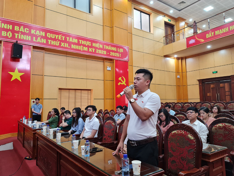 Doanh nghiệp phát biểu nêu kiến nghị, đề xuất tại hội nghị.