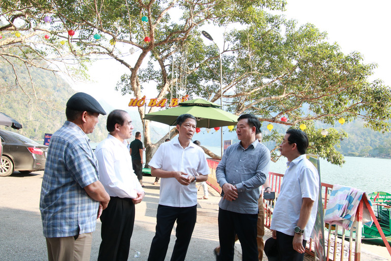 Đồng chí Trần Tuấn Anh khảo sát tình hình quản lý, bảo vệ rừng tại Vườn Quốc gia Ba Bể. Đồng chí Trần Tuấn Anh khảo sát tình hình quản lý, bảo vệ rừng tại Vườn Quốc gia Ba Bể.