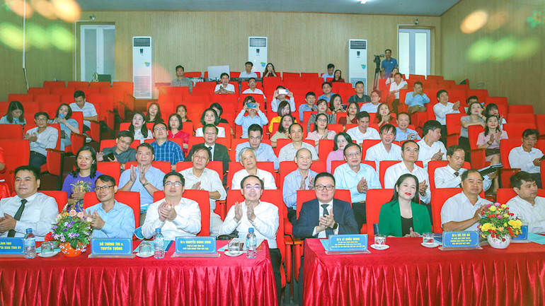 Hội thảo có sự tham gia của các Hội Nhà báo khu vực trung du miền núi phía bắc và thành phố Hà Nội. (Ảnh: TRẦN HẢI). Hội thảo có sự tham gia của các Hội Nhà báo khu vực trung du miền núi phía bắc và thành phố Hà Nội. (Ảnh: TRẦN HẢI).