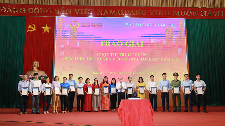 Trao thưởng cho các tập thể đoạt giải cuộc thi "Tìm hiểu về chuyển đổi số" năm 2023. (Ảnh: TUẤN SƠN)