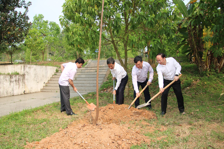 Đồng chí Trần Tuấn Anh trồng cây lưu niệm trong Khu di tích lịch sử Nà Tu, xã Cẩm Giàng, huyện Bạch Thông. Đồng chí Trần Tuấn Anh trồng cây lưu niệm trong Khu di tích lịch sử Nà Tu, xã Cẩm Giàng, huyện Bạch Thông.