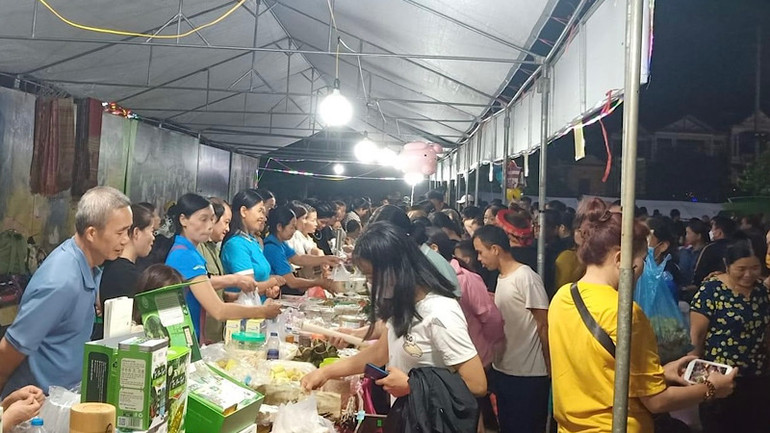 Các gian hàng sản phẩm OCOP thu hút khách tham quan. (Ảnh: CÔNG LUẬN)