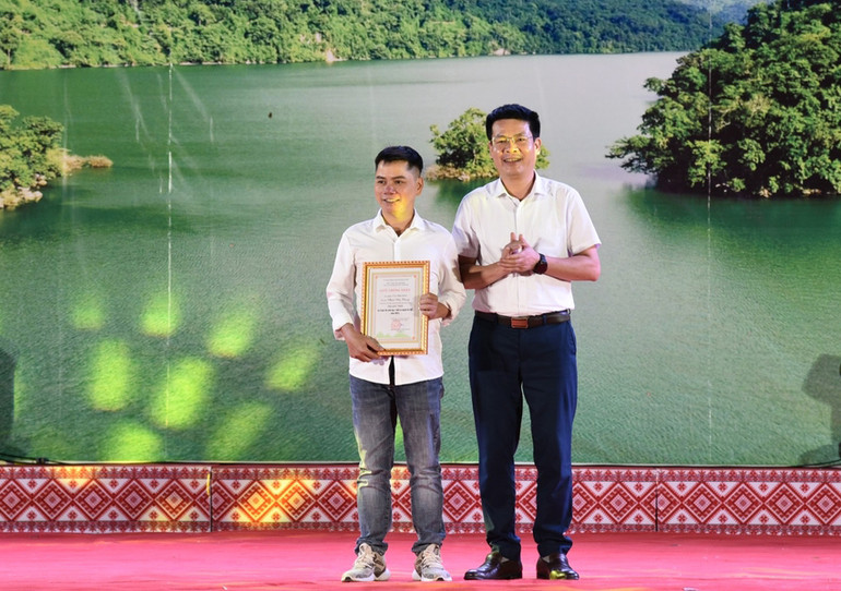 Trao giải cho tác giả đoạt giải Nhất cuộc thi ảnh đẹp "Đất và người Ba Bể". (Ảnh: TUẤN SƠN). Trao giải cho tác giả đoạt giải Nhất cuộc thi ảnh đẹp "Đất và người Ba Bể". (Ảnh: TUẤN SƠN).