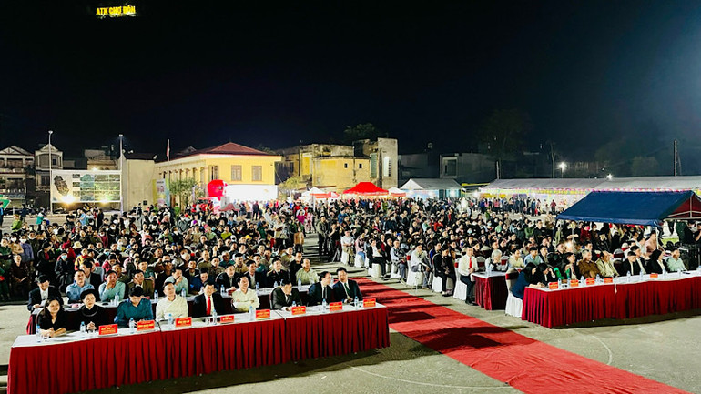 Đông đảo đại biểu và nhân dân đến dự, chứng kiến công bố quy hoạch. (Ảnh: NÔNG VUI)