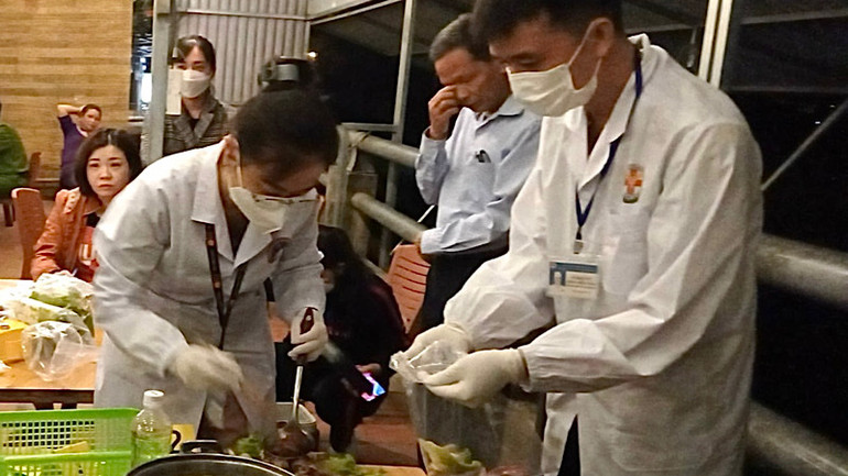 Cơ quan y tế Bắc Kạn lấy mẫu thực phẩm ngay sau khi xảy ra vụ việc vào tối 17/10. (Ảnh: LÝ DŨNG).