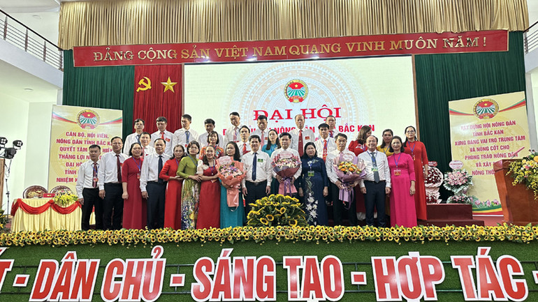Ban chấp hành khóa mới ra mắt đại hội.