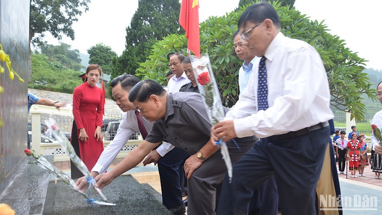 Các đại biểu dâng hoa tại di tích lịch sử Coỏng Tát.