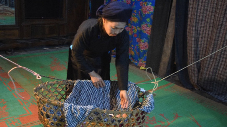 Những lời ru bên nôi với ca từ gần gũi, độc đáo đã nuôi dưỡng tâm hồn trẻ từ thủa ấu thơ. (Trong ảnh: Người dân xã Giáo Hiệu hát ru trẻ ngủ trong nhà - Ảnh: THU TRANG) Những lời ru bên nôi với ca từ gần gũi, độc đáo đã nuôi dưỡng tâm hồn trẻ từ thủa ấu thơ. (Trong ảnh: Người dân xã Giáo Hiệu hát ru trẻ ngủ trong nhà - Ảnh: THU TRANG)