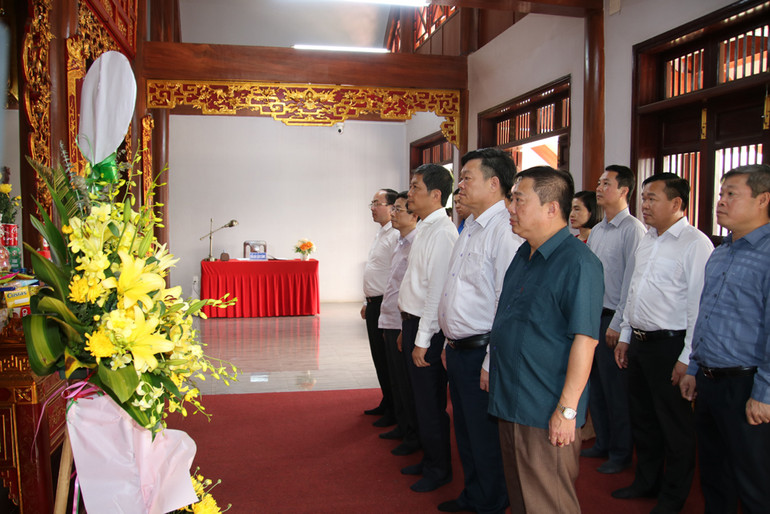 Đồng chí Trần Tuấn Anh và đoàn công tác dâng hương tại Nhà tưởng niệm Bác Hồ trong Khu di tích lịch sử Nà Tu, xã Cẩm Giàng, huyện Bạch Thông. Đồng chí Trần Tuấn Anh và đoàn công tác dâng hương tại Nhà tưởng niệm Bác Hồ trong Khu di tích lịch sử Nà Tu, xã Cẩm Giàng, huyện Bạch Thông.