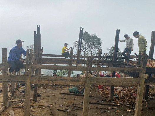 Hỗ trợ người dân xã Cổ Linh (Pác Nặm) sửa chữa nhà cửa bị hư hỏng do thiên tai xảy ra vào ngày 23/4.