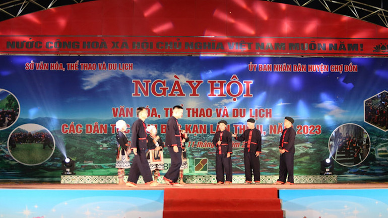 Trình diễn các tiết mục văn nghệ dân gian tại chương trình. (Ảnh: CÔNG LUẬN).