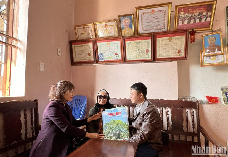 Trao quà Tết của Báo Nhân Dân tặng Mẹ Việt Nam Anh hùng Ngô Thị Nhường.