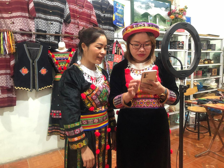 Thành viên hợp tác xã Thiên An, huyện Bạch Thông học hỏi quảng bá, bán sản phẩm qua mạng Internet. (Ảnh: LƯU HUỆ)