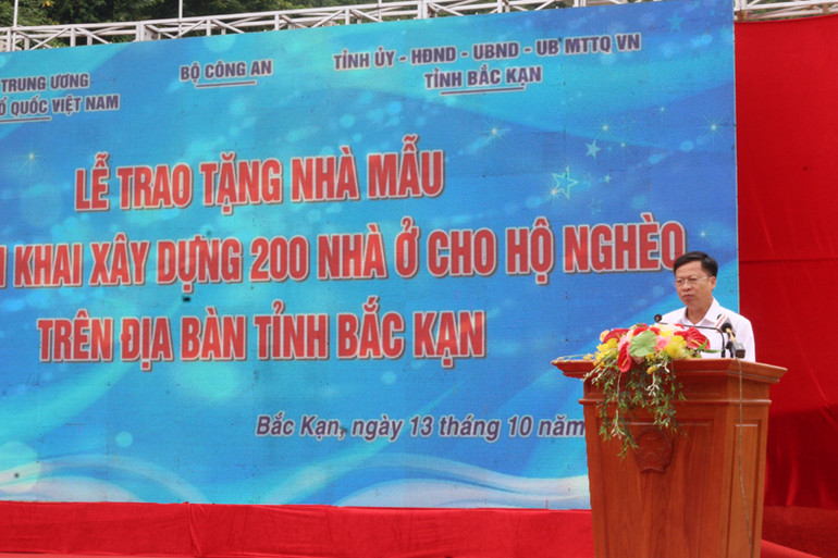 Phó Chủ tịch Ủy ban nhân dân tỉnh Bắc Kạn Phạm Duy Hưng phát biểu tại buổi lễ. (Ảnh: HÀ NHUNG).