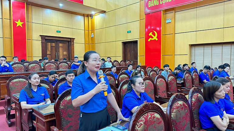 Thanh niên nêu ý kiến tại hội nghị. (Ảnh: TUẤN SƠN)