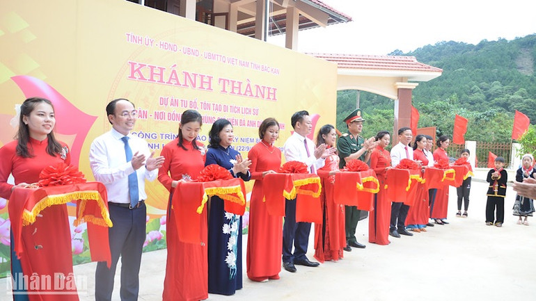 Cắt băng khánh thành công trình tu bổ, tôn tạo di tích lịch sử Khau Pàn, xã Đức Vân, huyện Ngân Sơn, nơi đồng chí Phùng Chí Kiên hy sinh vào năm 1941.