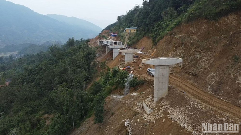 Một cầu cạn thi công trên địa hình khó thuộc dự án đường từ thành phố Bắc Kạn đi hồ Ba Bể.