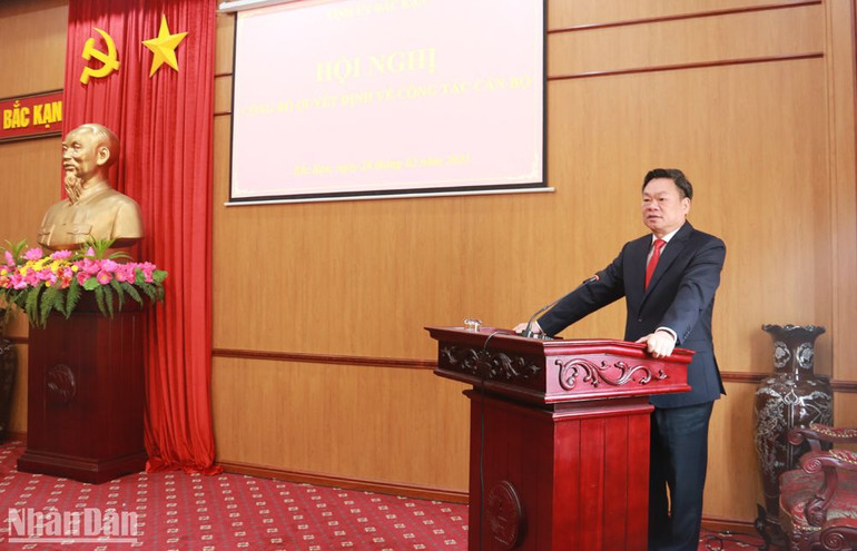 Bí thư Tỉnh ủy Bắc Kạn Hoàng Duy Chinh phát biểu giao nhiệm vụ cho cán bộ được điều động, luân chuyển, bổ nhiệm.