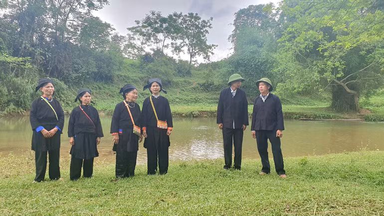 Trình diễn hát Sli dưới bến sông. Trình diễn hát Sli dưới bến sông.