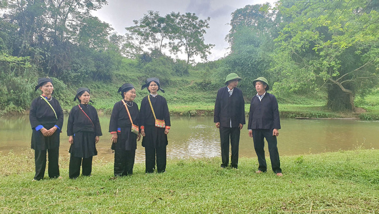 Trình diễn hát Sli dưới bến sông.