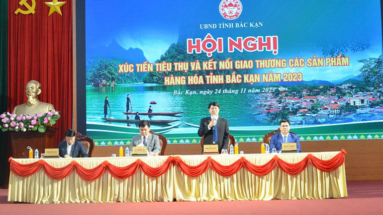 Lãnh đạo tỉnh Bắc Kạn giải đáp các kiến nghị của các đơn vị. (Ảnh: TUẤN SƠN)