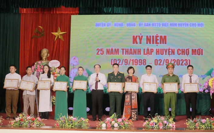 Chủ tịch Ủy ban nhân dân tỉnh Bắc Kạn Nguyễn Đăng Bình trao bằng khen tặng các cá nhân có thành tích xuất sắc. (Ảnh: ĐĂNG BÁCH) Chủ tịch Ủy ban nhân dân tỉnh Bắc Kạn Nguyễn Đăng Bình trao bằng khen tặng các cá nhân có thành tích xuất sắc. (Ảnh: ĐĂNG BÁCH)