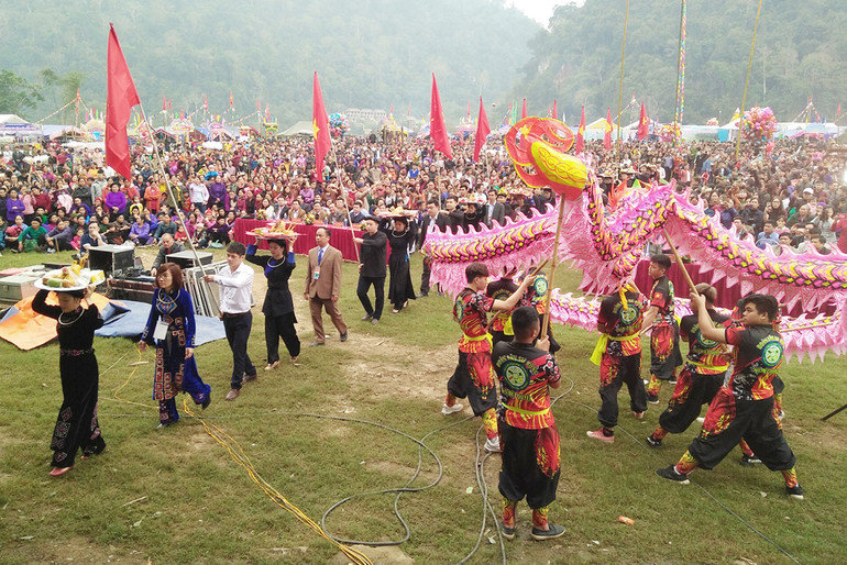 Hội Xuân Ba Bể là một trong những lễ hội lồng tồng lớn nhất khu vực miền núi phía Bắc (Trong ảnh: Rước lễ cầu mùa là nghi lễ chính trong lễ hội). (Ảnh: Hương Dịu)