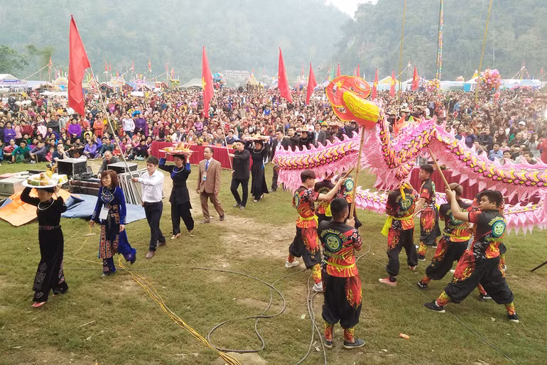 Hội Xuân Ba Bể là một trong những lễ hội lồng tồng lớn nhất khu vực miền núi phía Bắc (Trong ảnh: Rước lễ cầu mùa là nghi lễ chính trong lễ hội). (Ảnh: Hương Dịu)