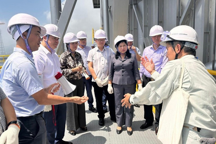 Lãnh đạo tỉnh Bắc Kạn tìm hiểu mô hình sản xuất điện sinh khối tại tỉnh Fukuoka (Nhật Bản). (Ảnh: PHƯƠNG THẢO) Lãnh đạo tỉnh Bắc Kạn tìm hiểu mô hình sản xuất điện sinh khối tại tỉnh Fukuoka (Nhật Bản). (Ảnh: PHƯƠNG THẢO)