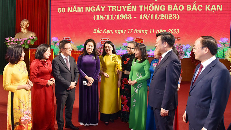 Các đại biểu trò chuyện bên lề Lễ kỷ niệm. (Ảnh: QUÝ ĐÔN)