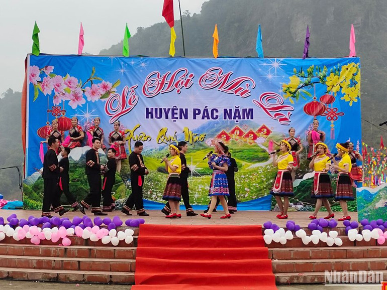 Trình diễn văn nghệ tại Lễ hội Mù Là.