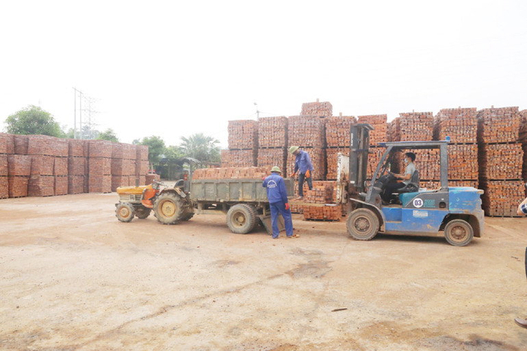 Các nhà máy sản xuất gạch tuynel ở Bắc Kạn sử dụng nhiều đất thu mua từ bên ngoài. (Ảnh: HƯƠNG DỊU)