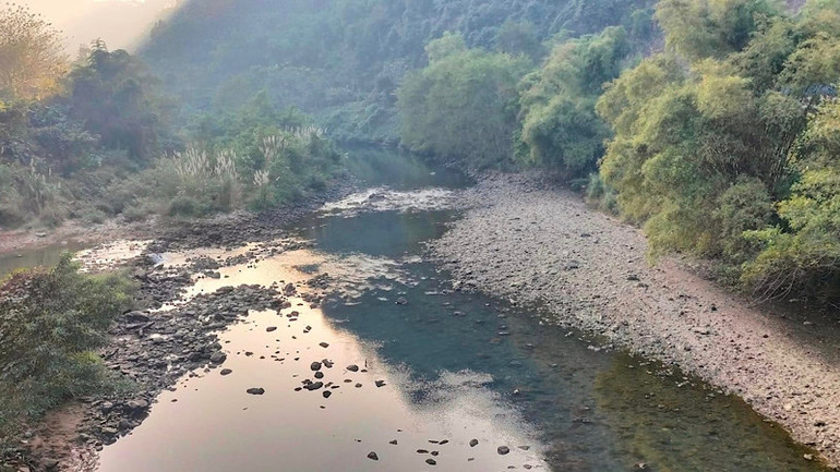 Sông Cầu nhiều thời điểm từ đầu năm tới nay cạn trơ đáy. (Ảnh: NGỌC TÚ) Sông Cầu nhiều thời điểm từ đầu năm tới nay cạn trơ đáy. (Ảnh: NGỌC TÚ)