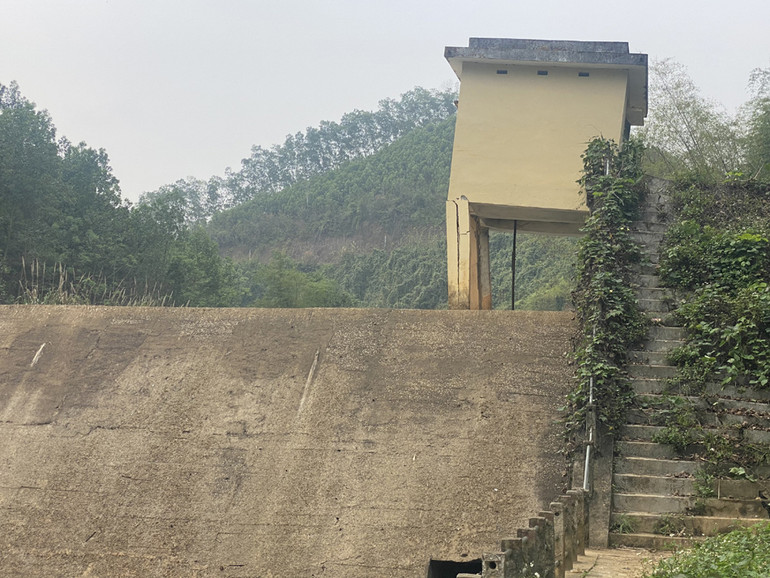 Nhà van của hồ bị nghiêng, làm kẹt van dẫn tới không thể hạ thấp được mức nước hồ trong khi mùa mưa lũ đã sắp đến.