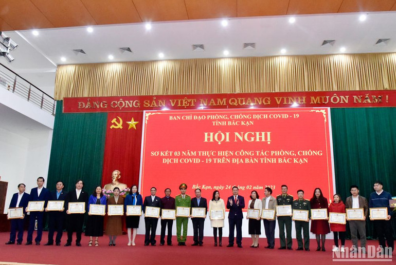 Trao Bằng khen cho các tập thể có thành tích xuất sắc.