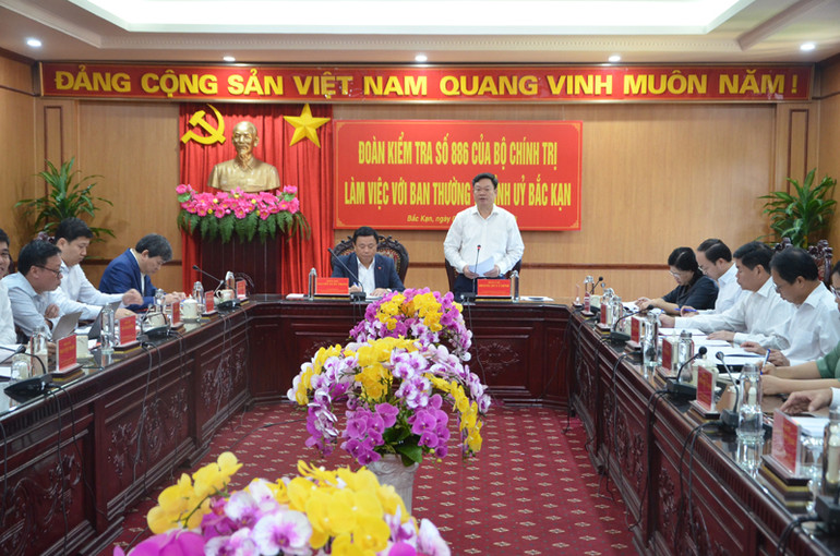 Bí thư Tỉnh ủy Bắc Kạn Hoàng Duy Chinh phát biểu ý kiến tại buổi làm việc. (Ảnh: TUẤN SƠN) Bí thư Tỉnh ủy Bắc Kạn Hoàng Duy Chinh phát biểu ý kiến tại buổi làm việc. (Ảnh: TUẤN SƠN)