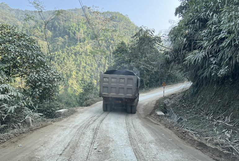 Xe tải trọng lớn chở vật liệu xây dựng lặc lè lưu thông trên tuyến 257B. (Ảnh: NGUYỄN HOÀNG). Xe tải trọng lớn chở vật liệu xây dựng lặc lè lưu thông trên tuyến 257B. (Ảnh: NGUYỄN HOÀNG).