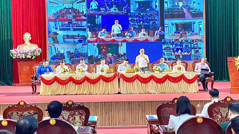 Lãnh đạo tỉnh Bắc Kạn giải đáp các câu hỏi. (Ảnh: TUẤN SƠN)