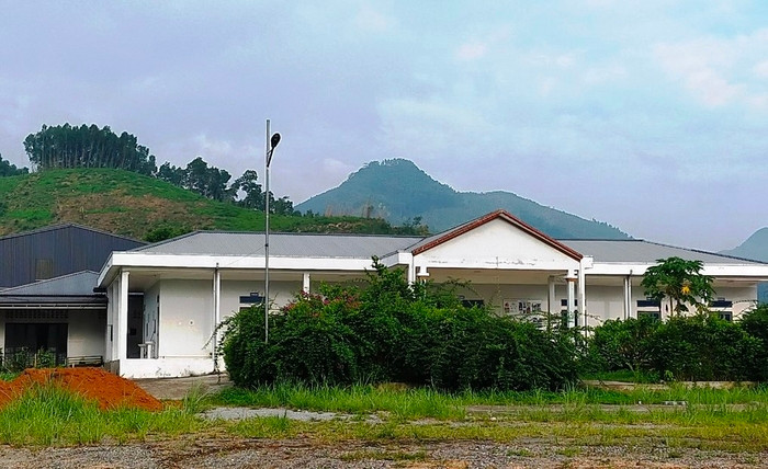 Nhà trụ sở công ty luôn "kín cổng, cao tường" với lý do để tránh lây lan dịch bệnh cho bò trong vài năm qua. Nhà trụ sở công ty luôn "kín cổng, cao tường" với lý do để tránh lây lan dịch bệnh cho bò trong vài năm qua.