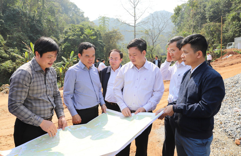 Lãnh đạo tỉnh Bắc Kạn báo cáo Phó Thủ tướng Trần Lưu Quang về phương án xây dựng giao thông tại huyện Ngân Sơn. Lãnh đạo tỉnh Bắc Kạn báo cáo Phó Thủ tướng Trần Lưu Quang về phương án xây dựng giao thông tại huyện Ngân Sơn.