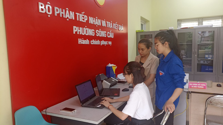 Hướng dẫn nhân dân thực hiện thủ tục hành chính thông qua cổng dịch vụ công tại bộ phận 1 cửa phường Sông Cầu, thành phố Bắc Kạn. (Ảnh: ĐĂNG BÁCH).