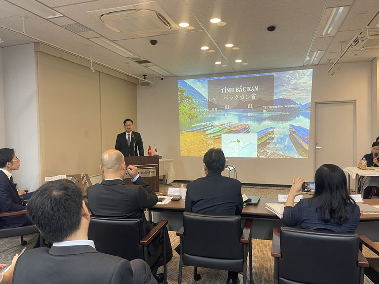 Lãnh đạo tỉnh Bắc Kạn giới thiệu về tỉnh tại Hội nghị giao thương hợp tác, đầu tư, thương mại Việt Nam-Nhật Bản tổ chức tại Tokyo (Nhật Bản). (Ảnh: PHƯƠNG THẢO) Lãnh đạo tỉnh Bắc Kạn giới thiệu về tỉnh tại Hội nghị giao thương hợp tác, đầu tư, thương mại Việt Nam-Nhật Bản tổ chức tại Tokyo (Nhật Bản). (Ảnh: PHƯƠNG THẢO)