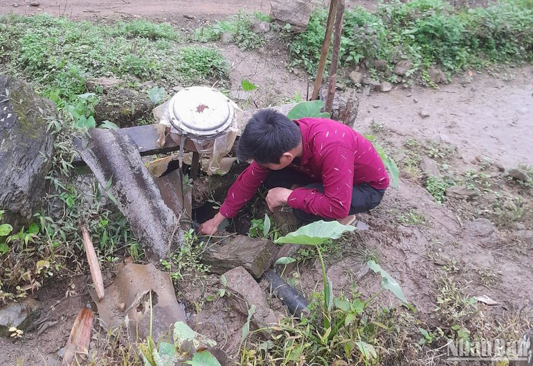 Người dân thôn Nà Cà, xã Bằng Thành (Pác Nặm) phải tự lắp đặt điện nước mini để lấy điện thắp sáng.